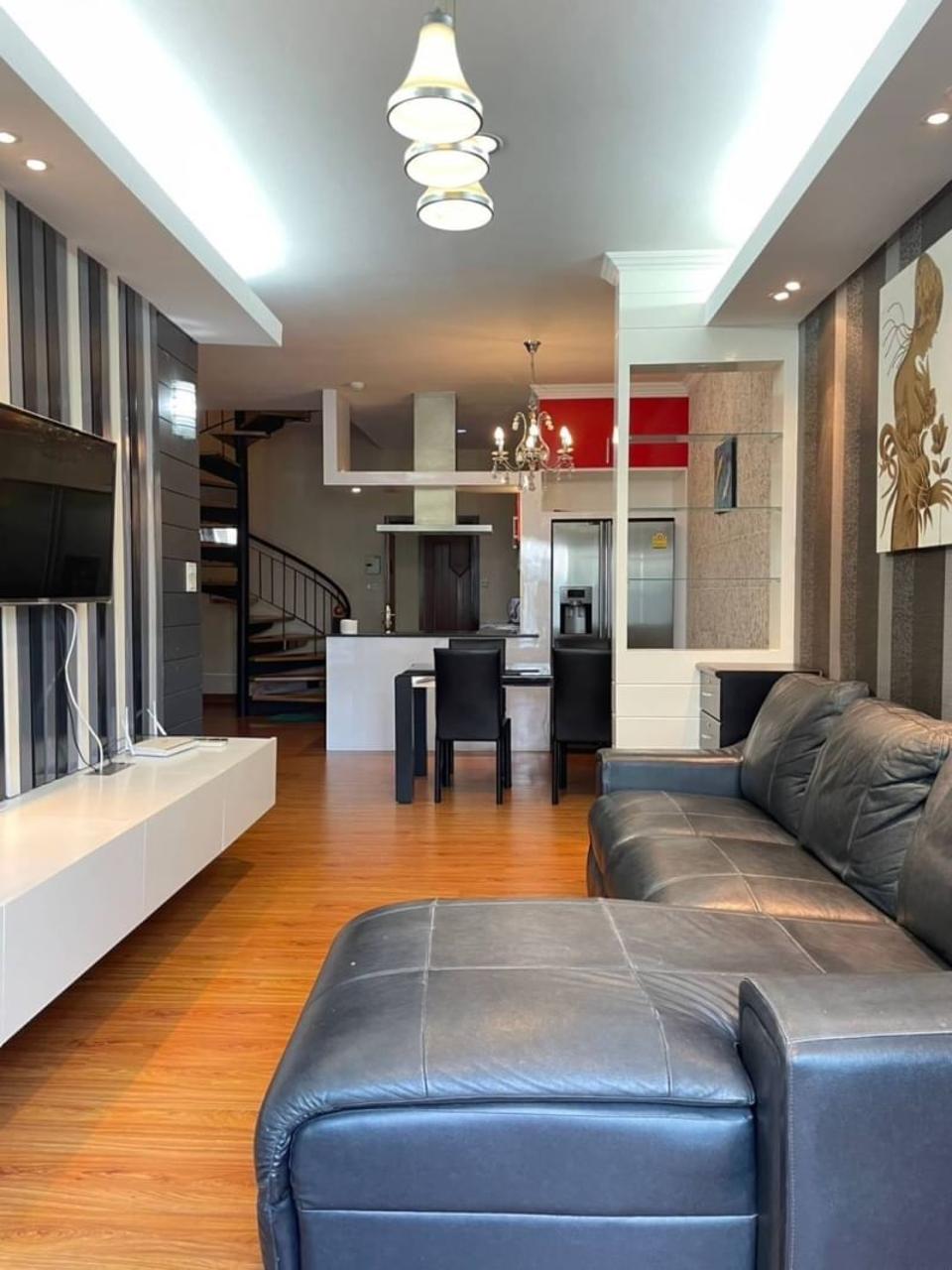 A Spacious Duplex Condo 2 Bedrooms with Balcony Pool View In Town Only 10 Minutes To City Center Nimmanhaemin