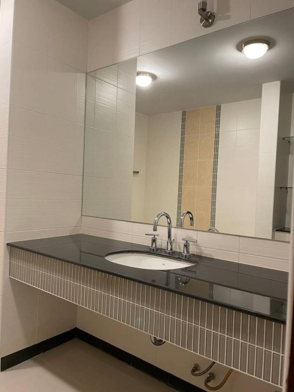A Spacious Duplex Condo 2 Bedrooms with Balcony Pool View In Town Only 10 Minutes To City Center Nimmanhaemin