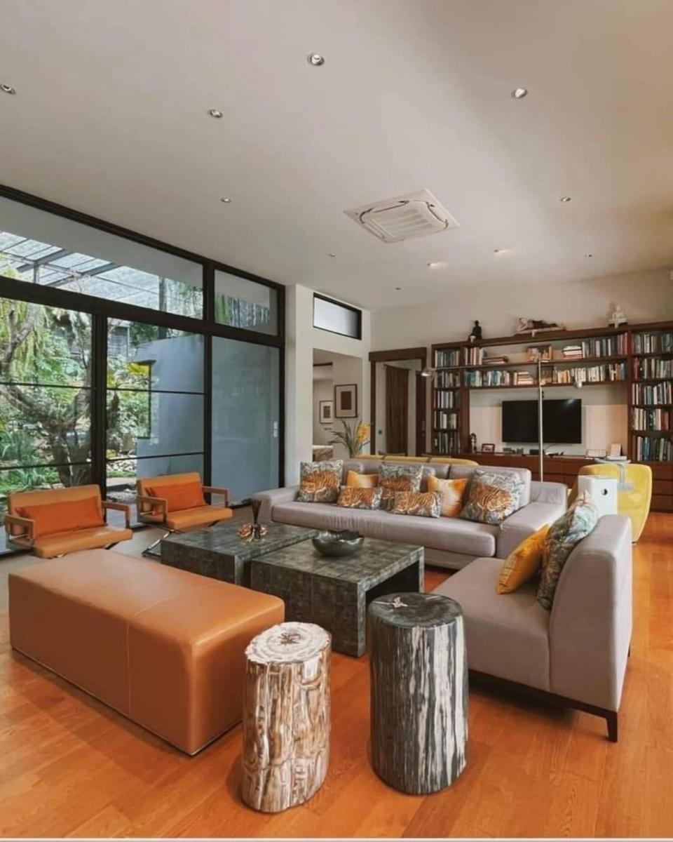 บ้านสวยสไตล์โมเดิร์นสำหรับครอบครัวที่แสนอบอุ่น มีโรงเรือนต้นไม้พร้อมสวนขนาดใหญ่ แม่ริมใต้