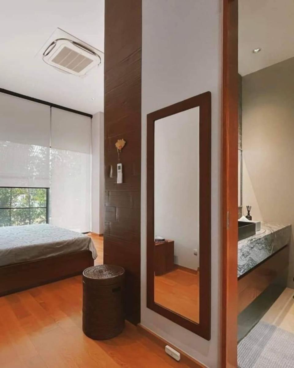 บ้านสวยสไตล์โมเดิร์นสำหรับครอบครัวที่แสนอบอุ่น มีโรงเรือนต้นไม้พร้อมสวนขนาดใหญ่ แม่ริมใต้