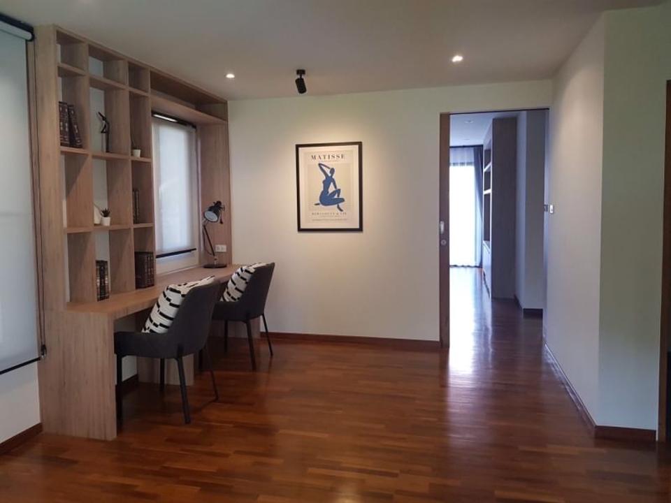 Luxury New Homey Minimalist Pool Villa 4 Bedrooms only 10 minutes to the town
