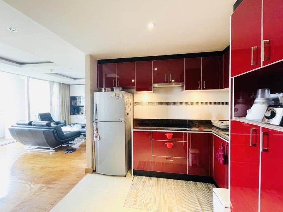 Spacious Balcony 2 Bedrooms condo with mountains and city view and swimming pool view only 5 minutes walking to Night Bazaar City Centre