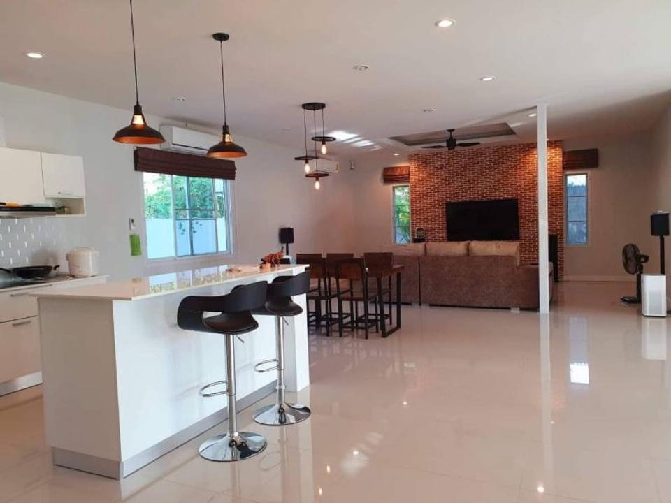 Renovated Modern House and HUGE garden with Big living room