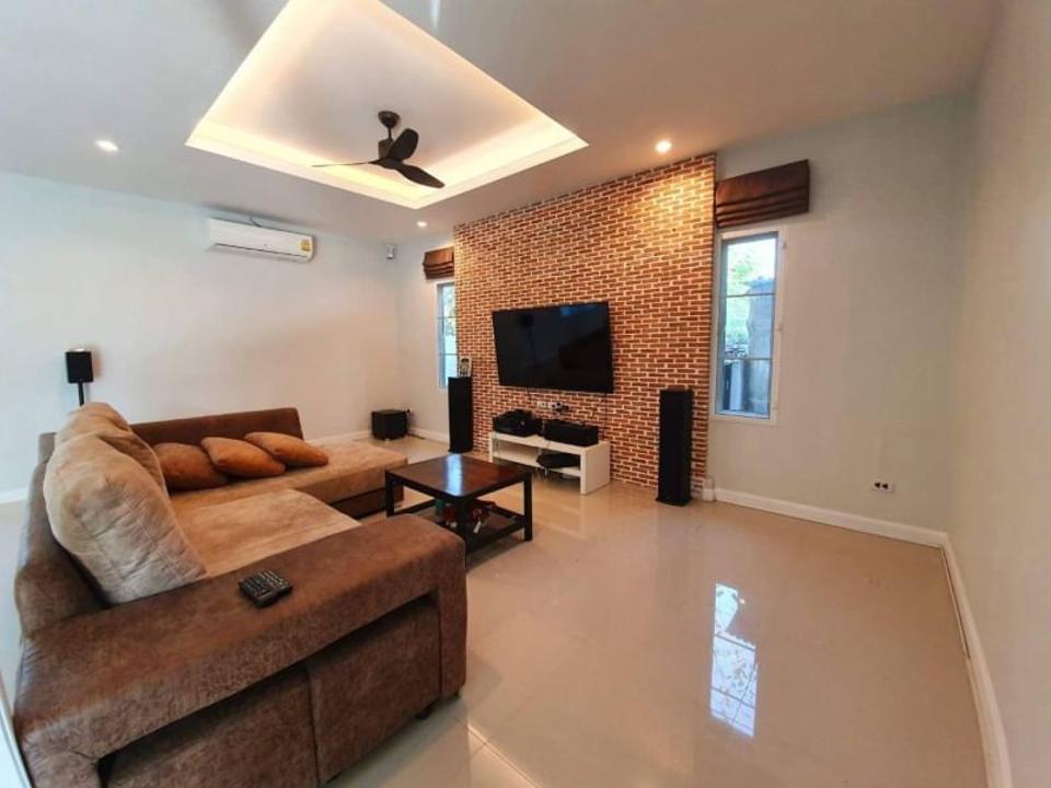 Renovated Modern House and HUGE garden with Big living room