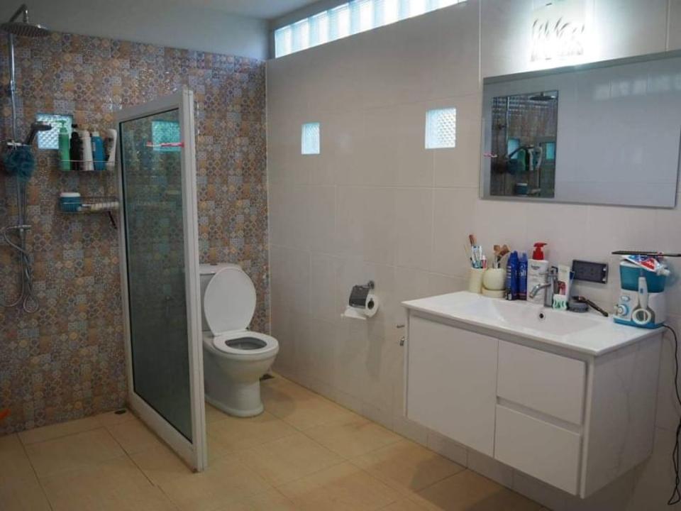 Renovated Modern House and HUGE garden with Big living room