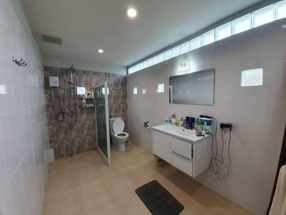 Renovated Modern House and HUGE garden with Big living room