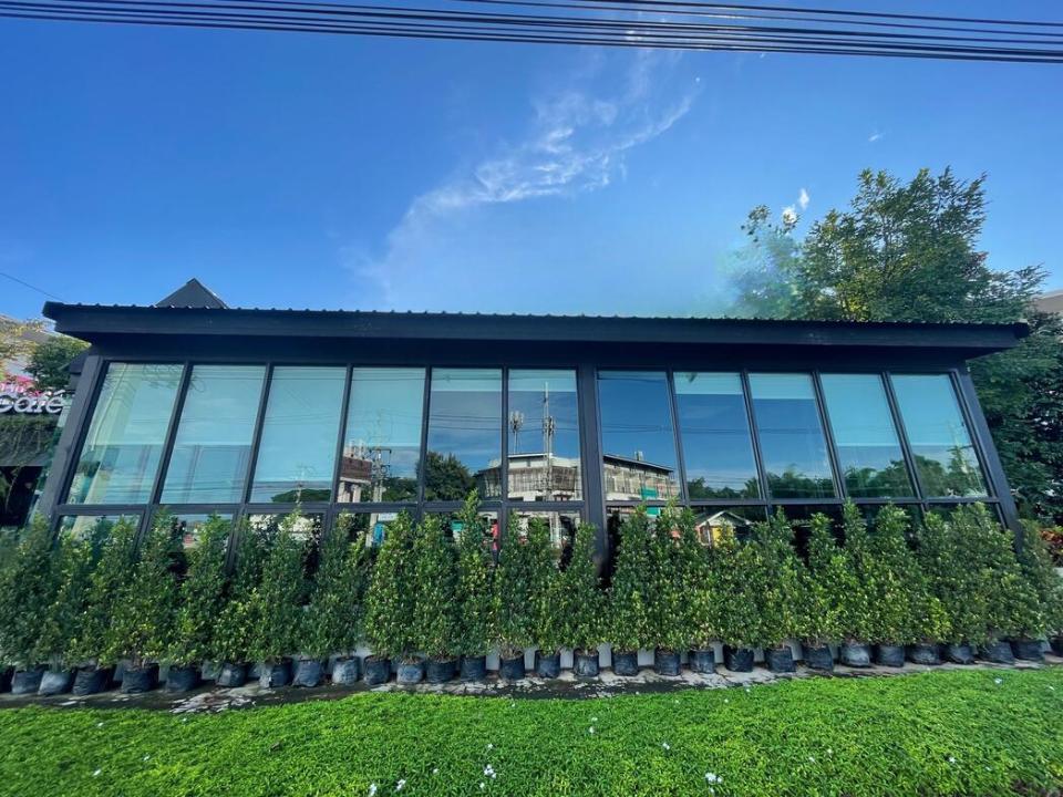 The Brand New Modern Loft Industrial Style Upscale and Humble Restaurant with some green outdoor landscaping Parking Ready for Business in San Phi Suea 15 minutes to City Center