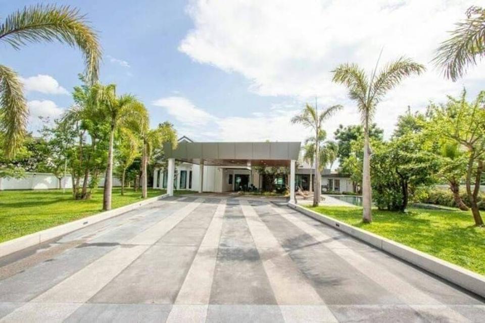 A Brand New 1-storey Spacious Pool Villa and Lawn for sale in Saraphi