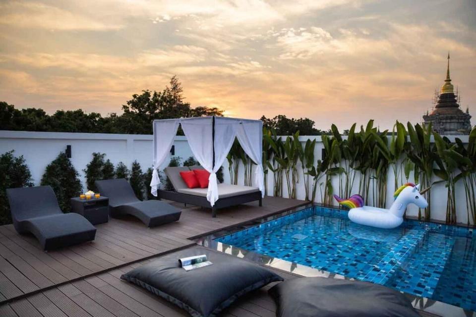 Beautiful 6 Bedroom Home With Pool