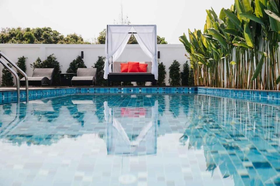 Beautiful 6 Bedroom Home With Pool