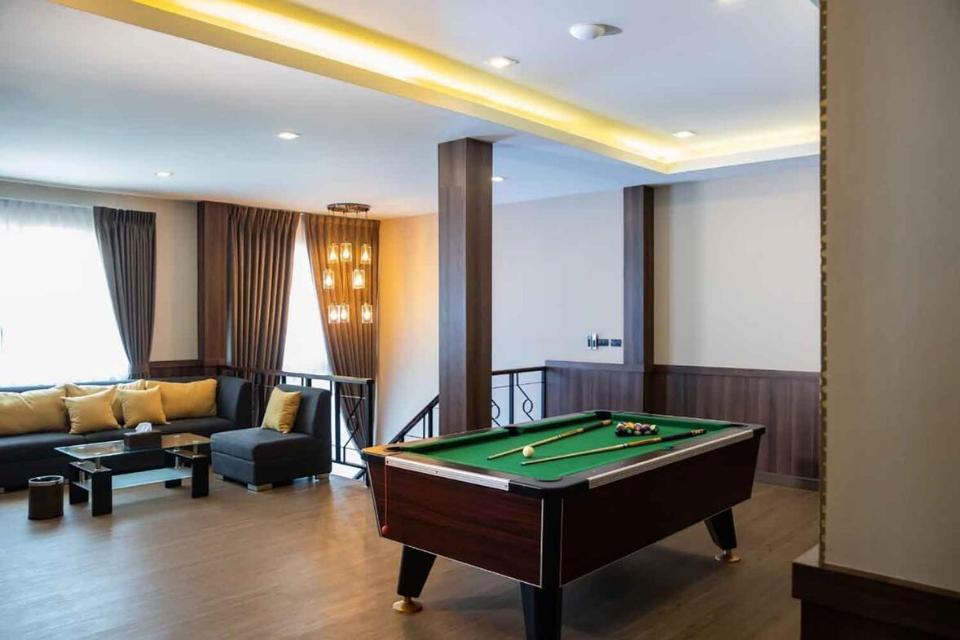 Beautiful 6 Bedroom Home With Pool