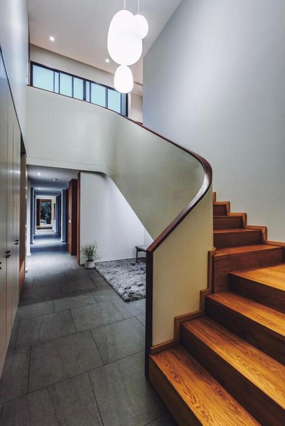 Brand New Beautiful Luxury Modern Lake Front Pool Villa in City 10 minutes to Nimman