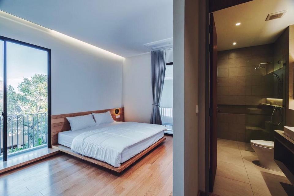 Brand New Beautiful Luxury Modern Lake Front Pool Villa in City 10 minutes to Nimman