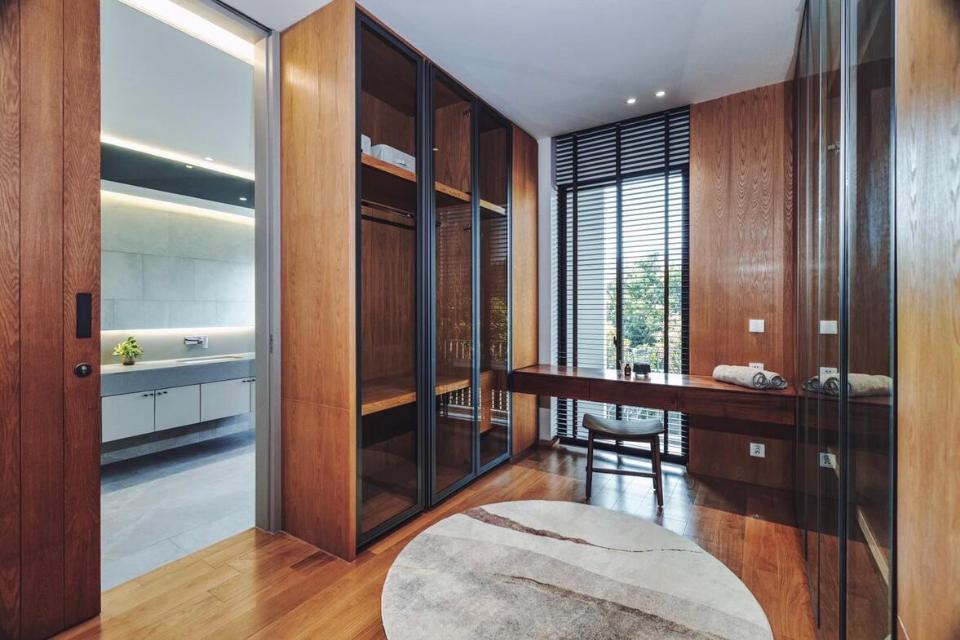 Brand New Beautiful Luxury Modern Lake Front Pool Villa in City 10 minutes to Nimman