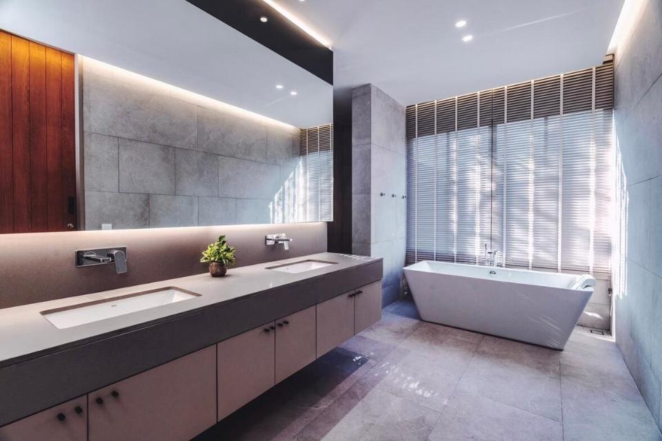 Brand New Beautiful Luxury Modern Lake Front Pool Villa in City 10 minutes to Nimman