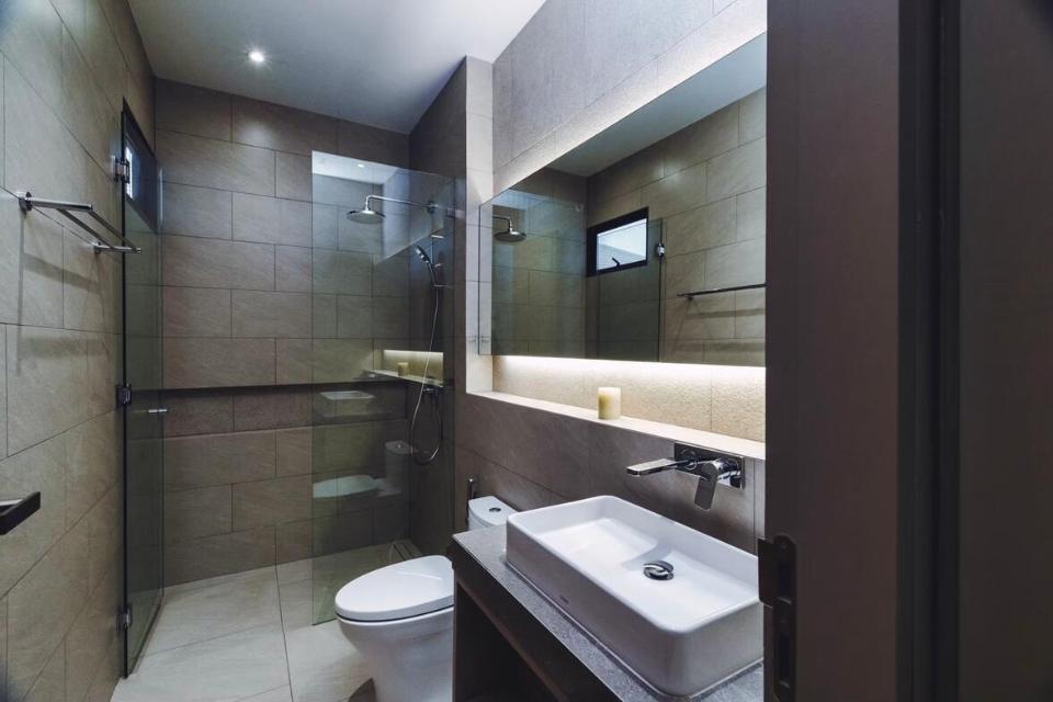 Brand New Beautiful Luxury Modern Lake Front Pool Villa in City 10 minutes to Nimman