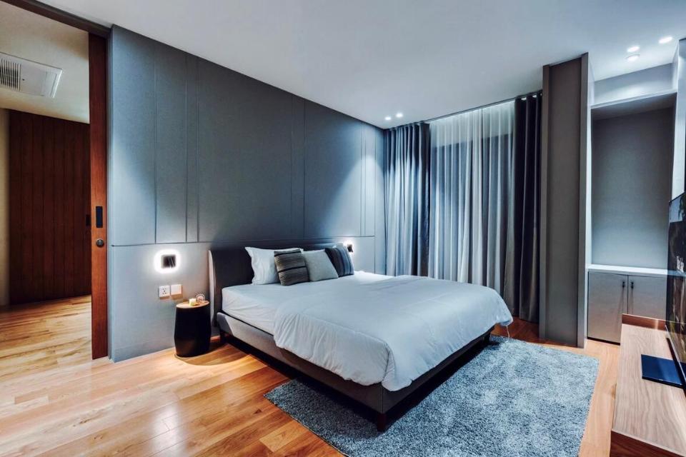 Brand New Beautiful Luxury Modern Lake Front Pool Villa in City 10 minutes to Nimman