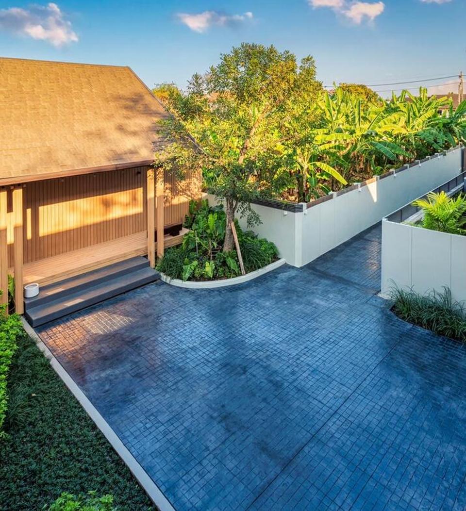 Brand New Beautiful Luxury Modern Lake Front Pool Villa in City 10 minutes to Nimman