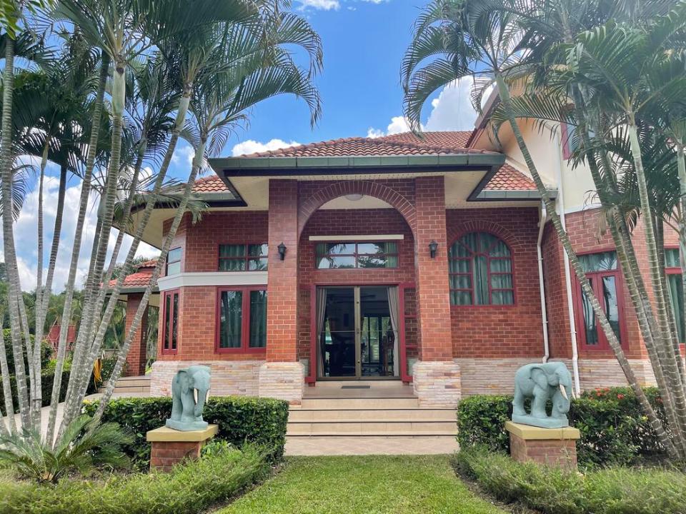 Exceptional Family Home surrounded with rice field in San Sai 30 minutes to the City