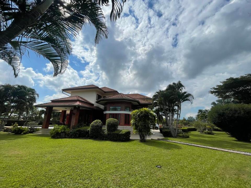Exceptional Family Home surrounded with rice field in San Sai 30 minutes to the City