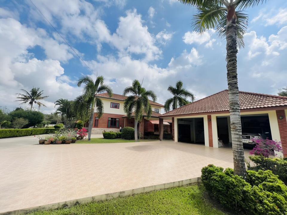 Exceptional Family Home surrounded with rice field in San Sai 30 minutes to the City