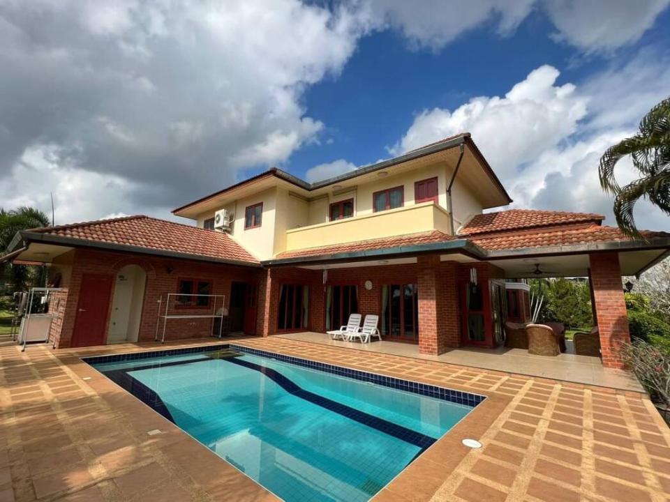 Exceptional Family Home surrounded with rice field in San Sai 30 minutes to the City