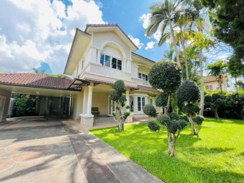 Beautiful Family Detached House with the lawn and Palm Trees Only 20 minutes to City Center