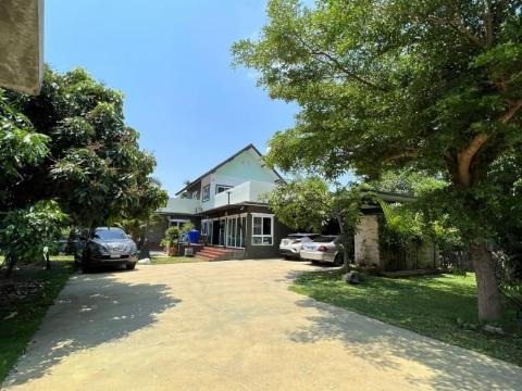 Beautiful House 4 bedrooms with the large garden only 10 minutes drive from the airport