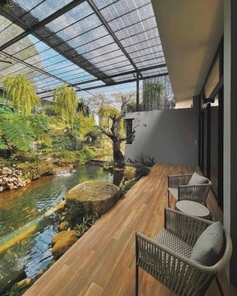 บ้านสวยสไตล์โมเดิร์นสำหรับครอบครัวที่แสนอบอุ่น มีโรงเรือนต้นไม้พร้อมสวนขนาดใหญ่ แม่ริมใต้