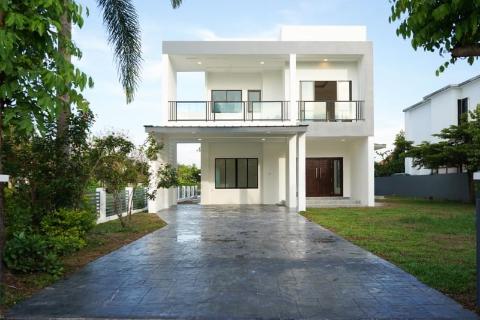 Brand New Modern Home in Secured Gate Community near Rachapruek Royal Park 15 minutes to City Centre