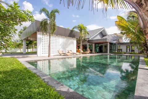A Brand New 1-storey Spacious Pool Villa and Lawn for sale in Saraphi