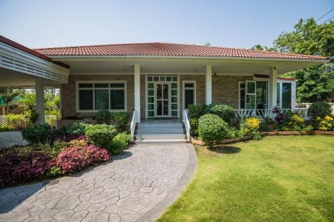 Exceptional Bungalow With Charming Garden