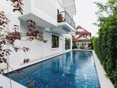 Luxury Beautiful English House 2-Storey 4 bedrooms with Swimmin Pool and Small Garden near Meechok plaza San Sai thumbnail 2