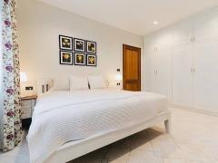 Luxury Beautiful English House 2-Storey 4 bedrooms with Swimmin Pool and Small Garden near Meechok plaza San Sai thumbnail 12