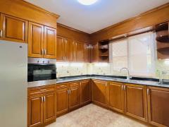 Beautiful Family Detached House with the lawn and Palm Trees Only 20 minutes to City Center thumbnail 10