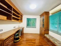 Beautiful Family Detached House with the lawn and Palm Trees Only 20 minutes to City Center thumbnail 11