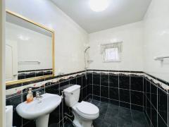 Beautiful Family Detached House with the lawn and Palm Trees Only 20 minutes to City Center thumbnail 13