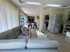 Beautiful House 4 bedrooms with the large garden only 10 minutes drive from the airport thumbnail 3