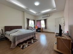 Beautiful House 4 bedrooms with the large garden only 10 minutes drive from the airport thumbnail 9