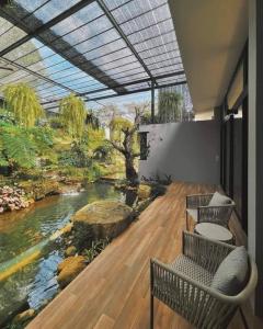 บ้านสวยสไตล์โมเดิร์นสำหรับครอบครัวที่แสนอบอุ่น มีโรงเรือนต้นไม้พร้อมสวนขนาดใหญ่ แม่ริมใต้