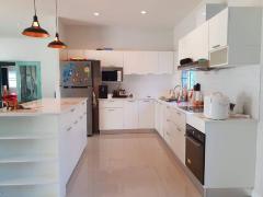 Renovated Modern House and HUGE garden with Big living room thumbnail 4