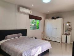 Renovated Modern House and HUGE garden with Big living room thumbnail 7