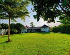 Renovated Modern House and HUGE garden with Big living room thumbnail 11