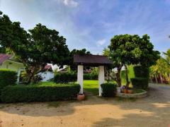 Renovated Modern House and HUGE garden with Big living room thumbnail 14