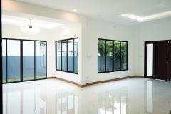 Brand New Modern Home in Secured Gate Community near Rachapruek Royal Park 15 minutes to City Centre thumbnail 5