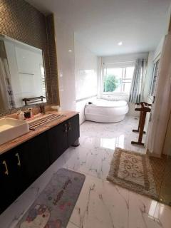 Beautiful Modern Contemporary Pool Villa with Lake View, Jacuzzi and doggy house thumbnail 15
