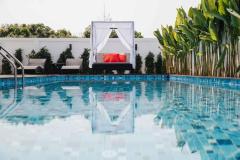 Beautiful 6 Bedroom Home With Pool thumbnail 2