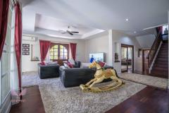 Beautiful 4 Bedroom Luxury Family Home thumbnail 2