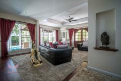 Beautiful 4 Bedroom Luxury Family Home thumbnail 3