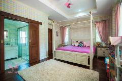 Beautiful 4 Bedroom Luxury Family Home thumbnail 24